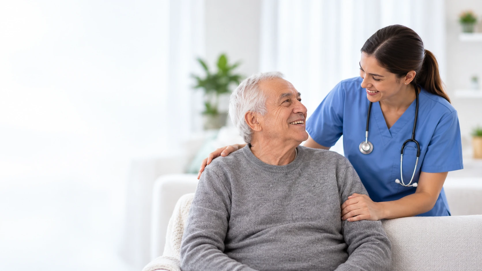 Adulto mayor acompañado por una profesional de salud